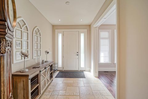 Photo 3 at 7 Trimingham Court, South Richvale, Richmond Hill