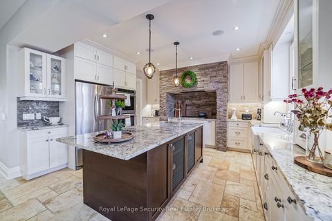 Photo 5 at 7 Trimingham Court, South Richvale, Richmond Hill