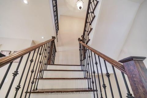 Photo 7 at 7 Trimingham Court, South Richvale, Richmond Hill