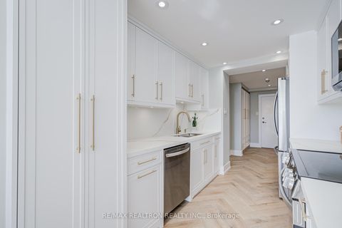 Photo 17 at 1601 - 7 Townsgate Drive, Yorkhill, Vaughan