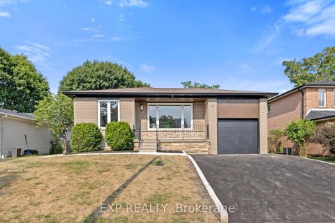 Photo 2 at 5 Midcroft Drive, Malvern West, Toronto