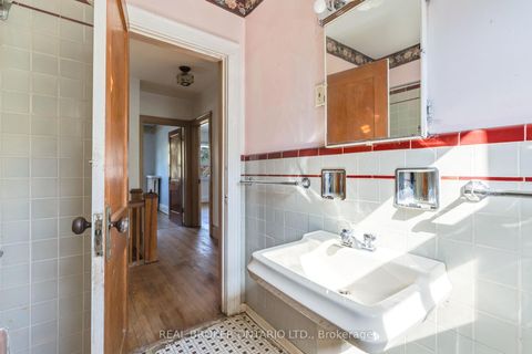 Photo 18 at 19 Lessard Avenue, Lambton Baby Point, Toronto Photo 18 at 19 Lessard Avenue, Lambton Baby Point, Toronto