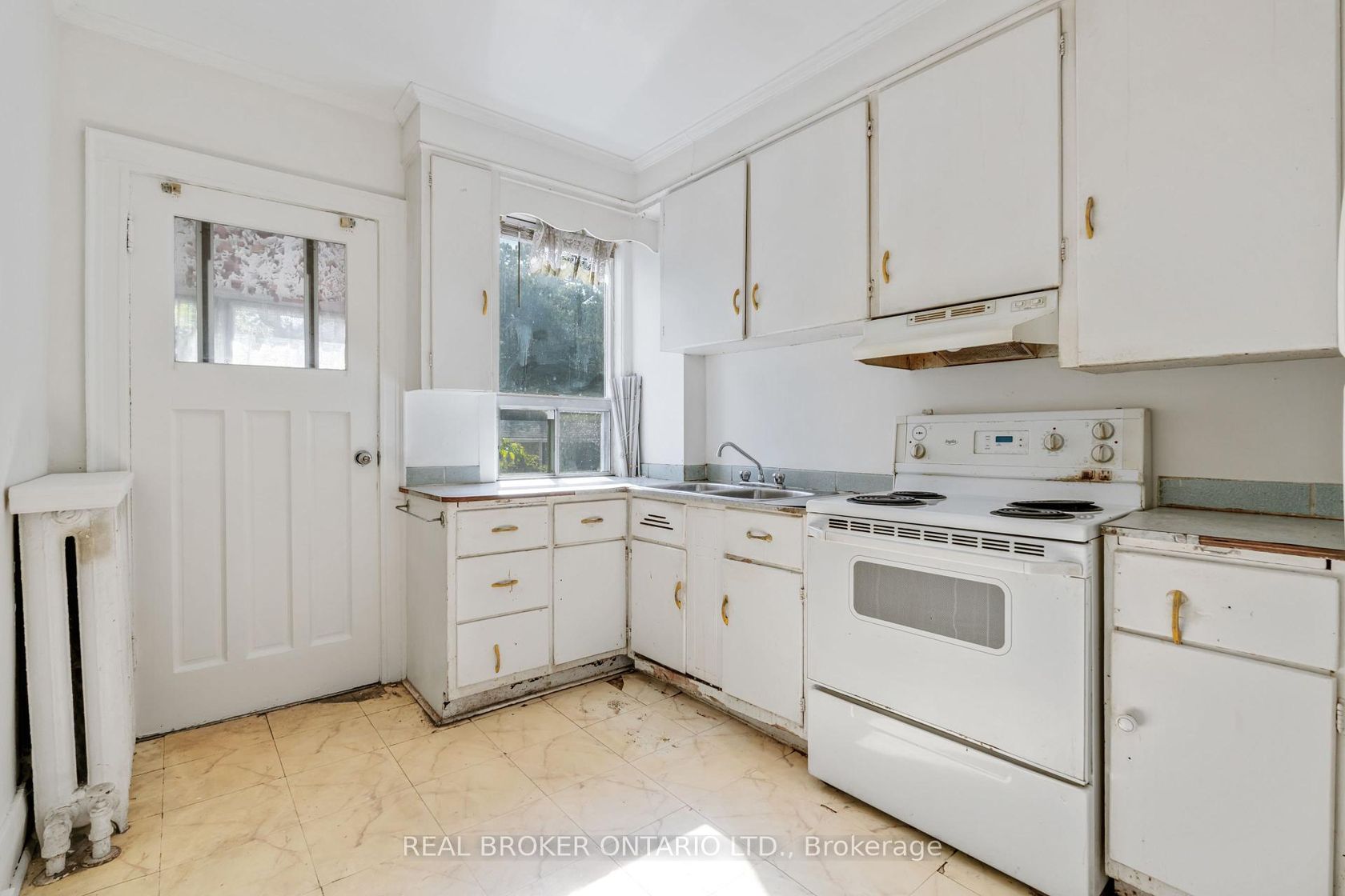Photo 9 at 19 Lessard Avenue, Lambton Baby Point, Toronto Photo 9 at 19 Lessard Avenue, Lambton Baby Point, Toronto
