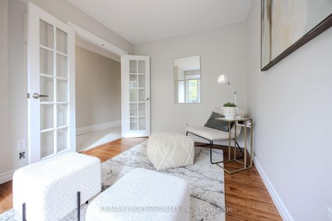 Photo 5 at 81 Millborough Crescent, West Deane, Toronto