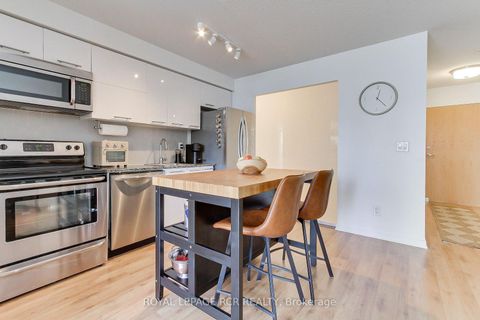 Photo 10 at 623 - 38 Joe Shuster Way, South Parkdale, Toronto