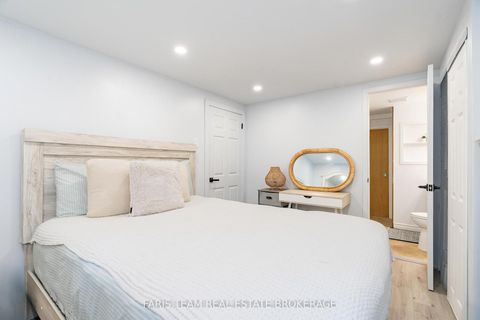 Photo 27 at 4B Oak Street, Wellington, Barrie