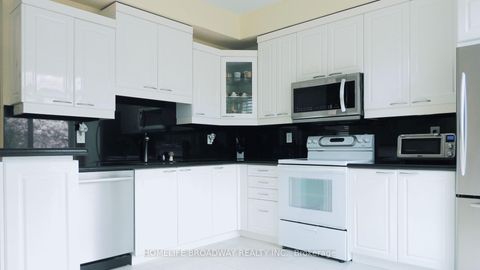 Photo 12 at TH25 - 9133 Bayview Avenue, Doncrest, Richmond Hill