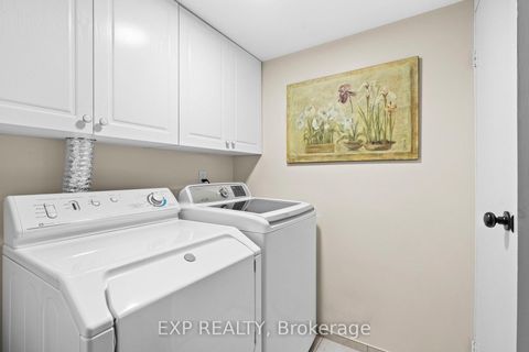 Photo 3 at 203 - 15390 Yonge Street, Aurora Heights, Aurora Photo 3 at 203 - 15390 Yonge Street, Aurora Heights, Aurora