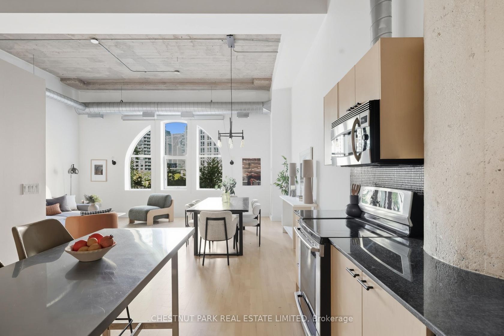 215 - 637 Lakeshore Boulevard W, Niagara, Toronto 