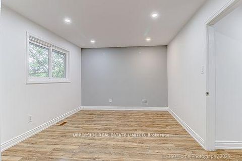 Photo 9 at 646 York Hill Boulevard, Yorkhill, Vaughan