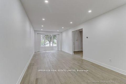 Photo 10 at 646 York Hill Boulevard, Yorkhill, Vaughan