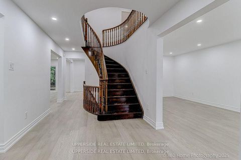 Photo 11 at 646 York Hill Boulevard, Yorkhill, Vaughan