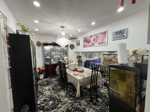 Photo 6 at 46 - 452 Silverstone Drive, Jamestown, Toronto