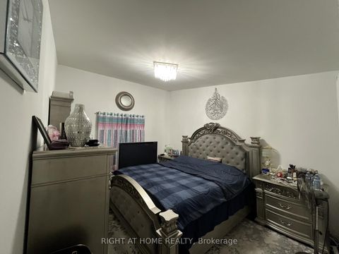 Photo 13 at 46 - 452 Silverstone Drive, Jamestown, Toronto