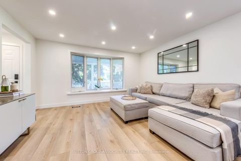 Photo 4 at 1 Laurentide Avenue, Aurora Heights, Aurora