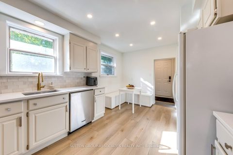 Photo 9 at 1 Laurentide Avenue, Aurora Heights, Aurora