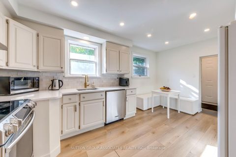 Photo 10 at 1 Laurentide Avenue, Aurora Heights, Aurora