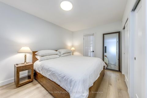 Photo 13 at 1 Laurentide Avenue, Aurora Heights, Aurora
