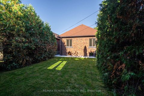 Photo 26 at 111 Sutherland Drive, Leaside, Toronto