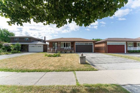 Photo 3 at 125 Honeywood Road, Jane Heights, Toronto