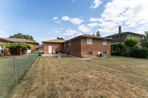 Photo 10 at 125 Honeywood Road, Jane Heights, Toronto