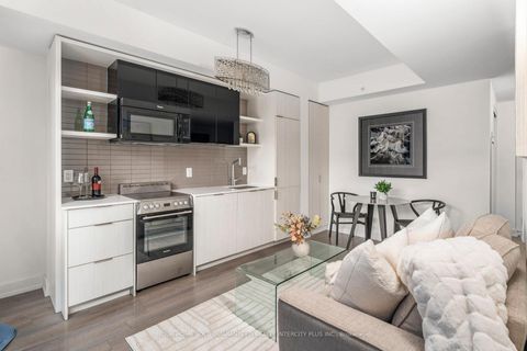 Photo 11 at 303 - 6 Parkwood Avenue, Casa Loma, Toronto