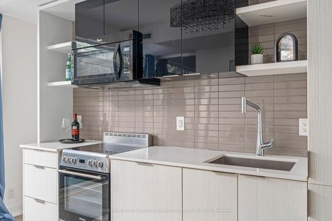 Photo 16 at 303 - 6 Parkwood Avenue, Casa Loma, Toronto