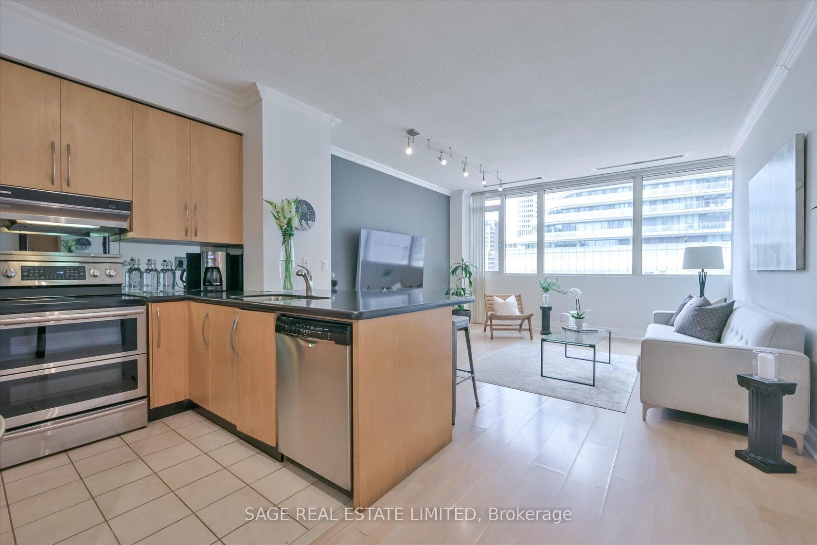 Photo 4 at 413 - 555 Yonge Street, Yonge Corridor, Toronto Photo 4 at 413 - 555 Yonge Street, Yonge Corridor, Toronto