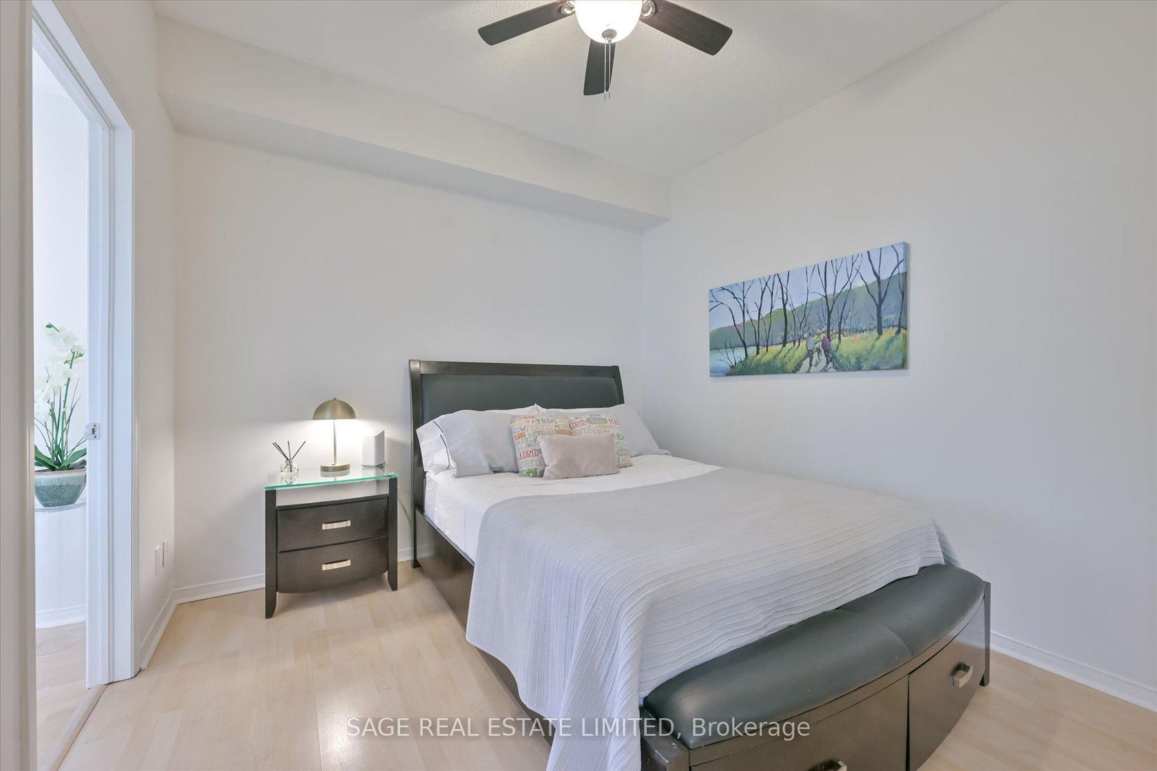 Photo 16 at 413 - 555 Yonge Street, Yonge Corridor, Toronto Photo 16 at 413 - 555 Yonge Street, Yonge Corridor, Toronto