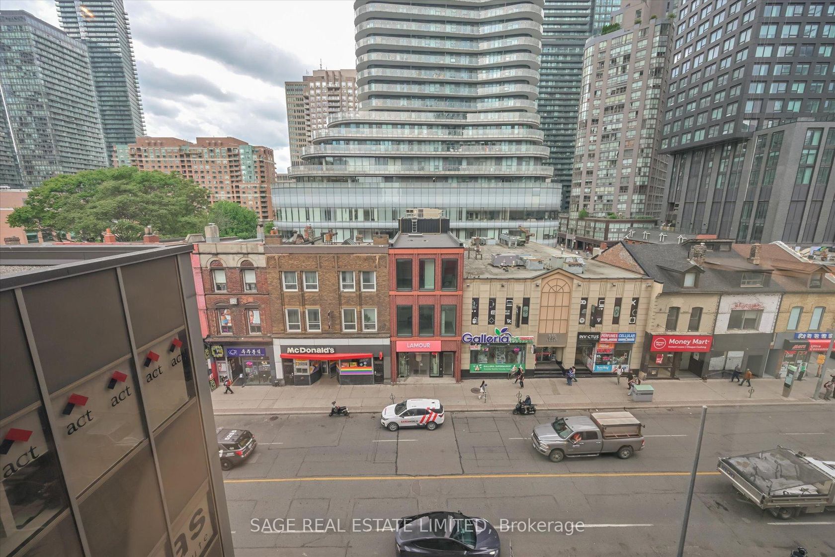 Photo 19 at 413 - 555 Yonge Street, Yonge Corridor, Toronto Photo 19 at 413 - 555 Yonge Street, Yonge Corridor, Toronto