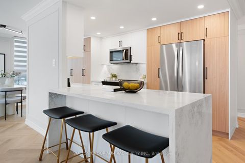 Photo 8 at 304 - 7 Townsgate Drive, Yorkhill, Vaughan