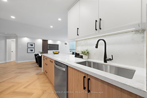 Photo 14 at 304 - 7 Townsgate Drive, Yorkhill, Vaughan