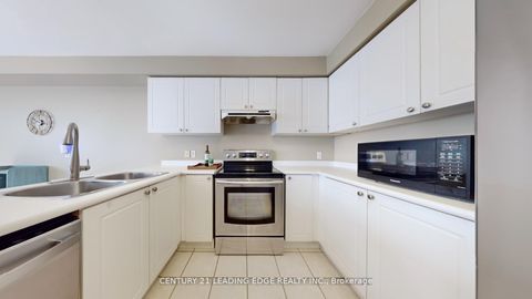 Photo 7 at 929 Glenbourne Court, Pinecrest, Oshawa