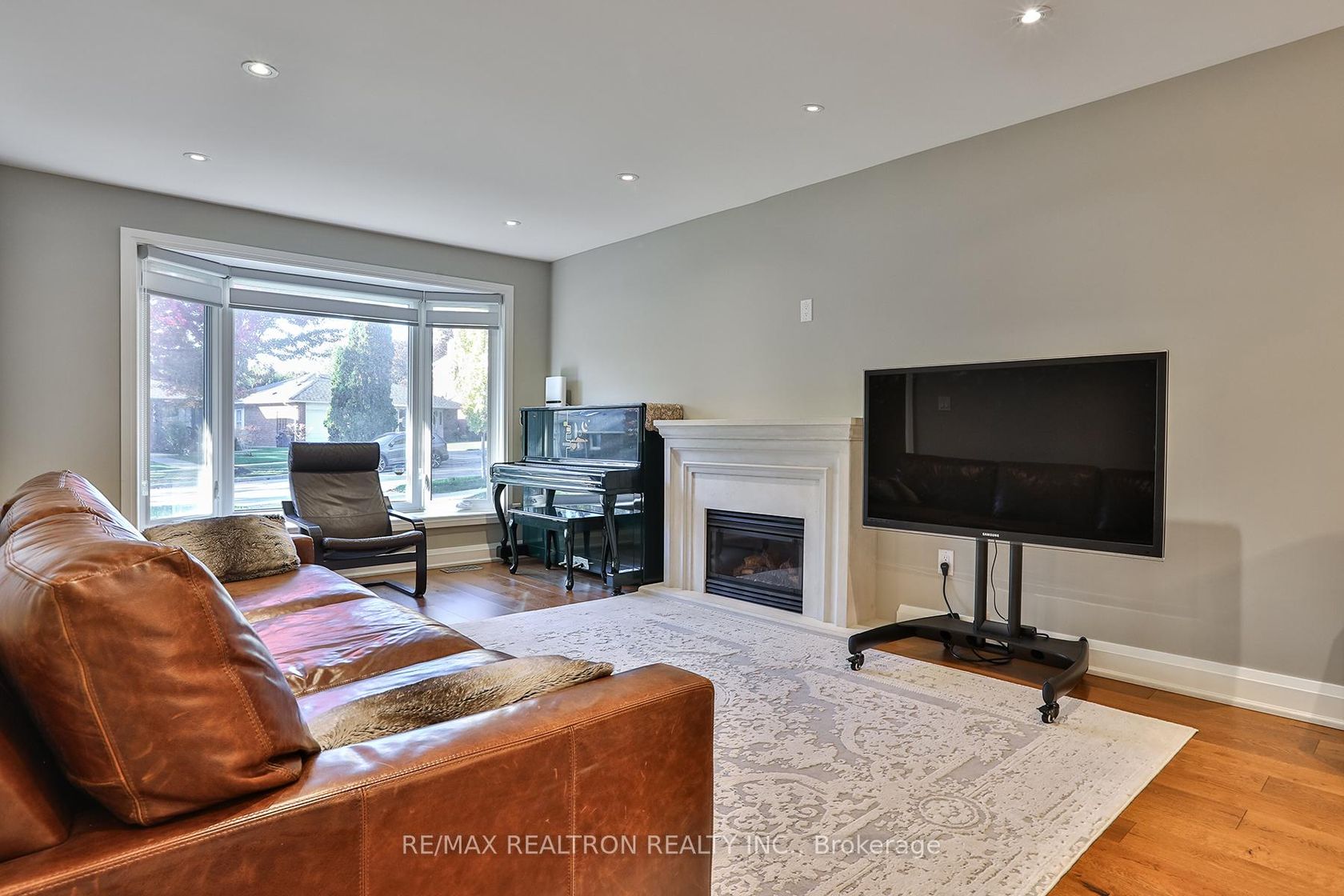 Photo 13 at 21 Meadowglade Crescent, Henry Farm, Toronto Photo 13 at 21 Meadowglade Crescent, Henry Farm, Toronto