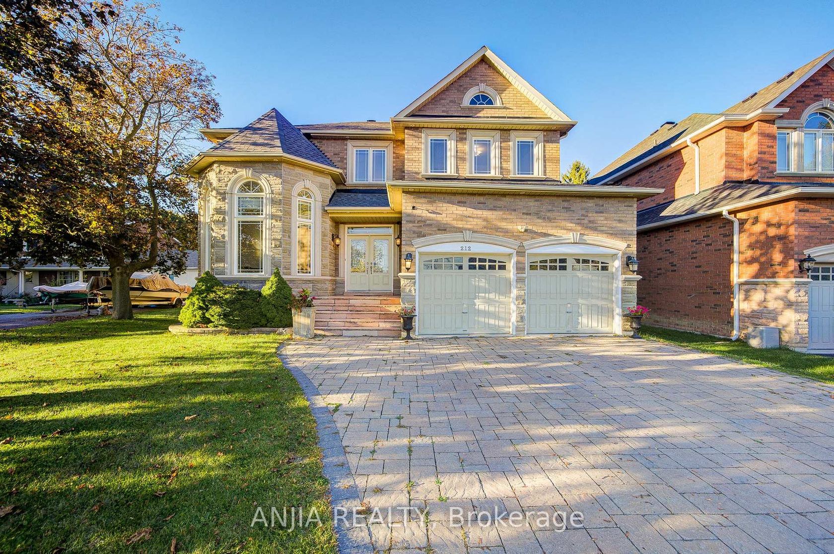 212 19th Avenue, Jefferson, Richmond Hill photo number 2