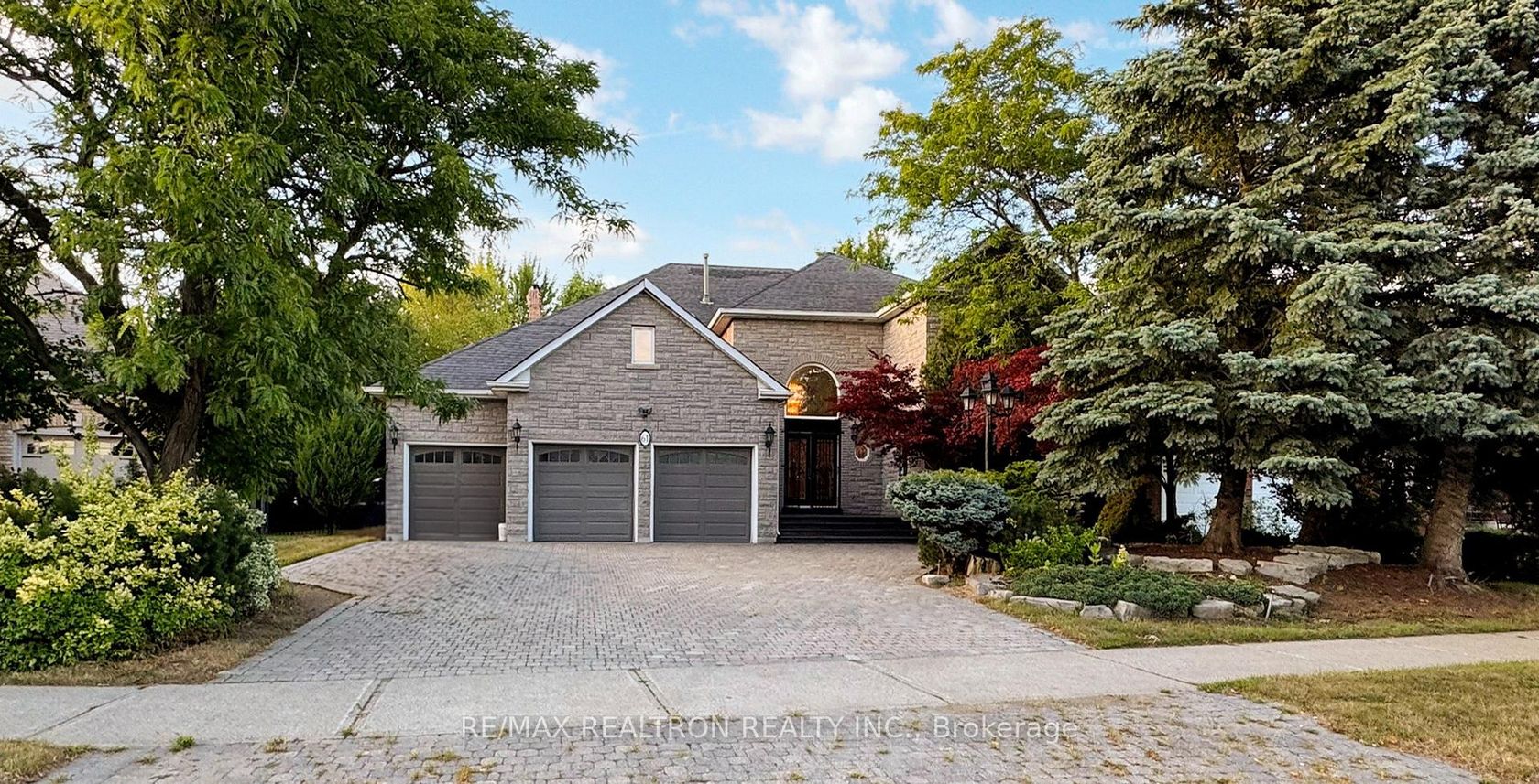 61 Glenayr Road, Bayview Hill, Richmond Hill photo number 2