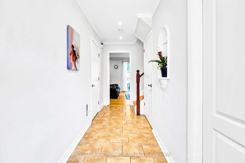 Photo 3 at 14 Poplar Crescent, Aurora Highlands, Aurora