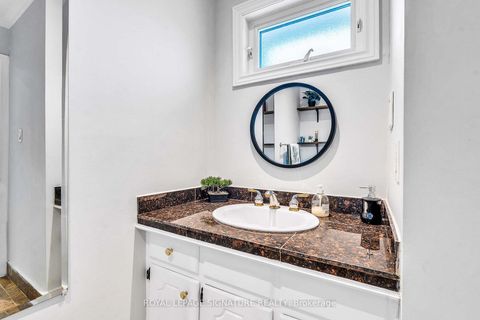 Photo 5 at 14 Poplar Crescent, Aurora Highlands, Aurora