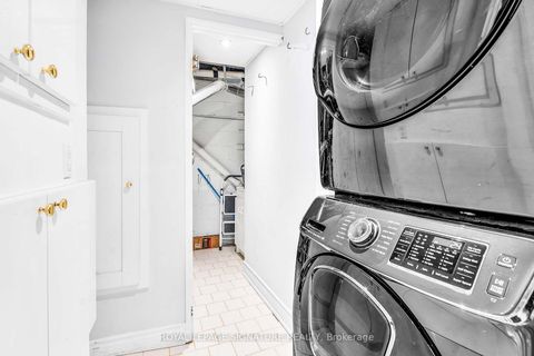 Photo 6 at 14 Poplar Crescent, Aurora Highlands, Aurora