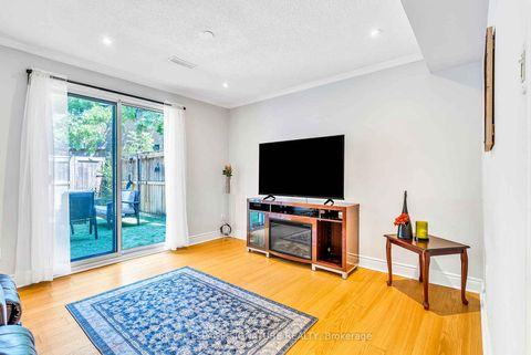 Photo 7 at 14 Poplar Crescent, Aurora Highlands, Aurora