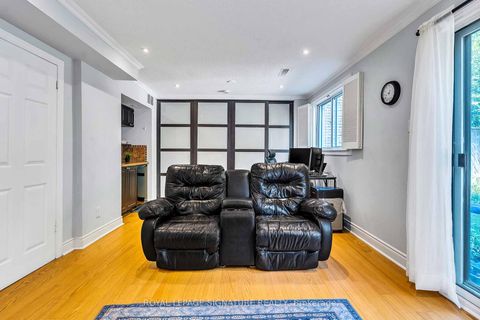 Photo 9 at 14 Poplar Crescent, Aurora Highlands, Aurora