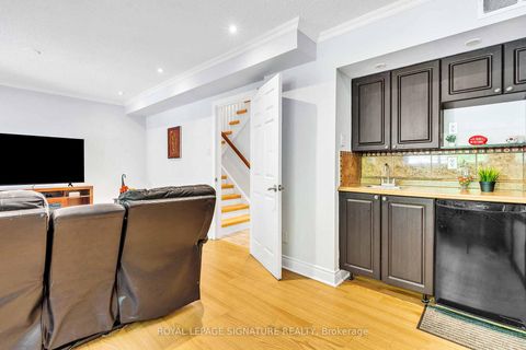 Photo 10 at 14 Poplar Crescent, Aurora Highlands, Aurora