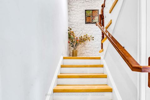 Photo 11 at 14 Poplar Crescent, Aurora Highlands, Aurora