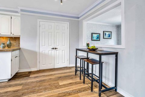 Photo 12 at 14 Poplar Crescent, Aurora Highlands, Aurora