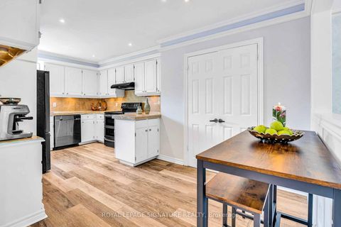 Photo 13 at 14 Poplar Crescent, Aurora Highlands, Aurora