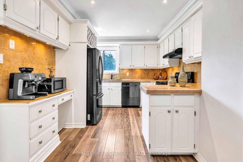 Photo 14 at 14 Poplar Crescent, Aurora Highlands, Aurora