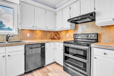 Photo 15 at 14 Poplar Crescent, Aurora Highlands, Aurora