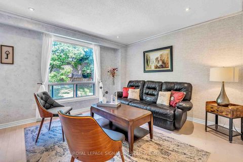 Photo 16 at 14 Poplar Crescent, Aurora Highlands, Aurora