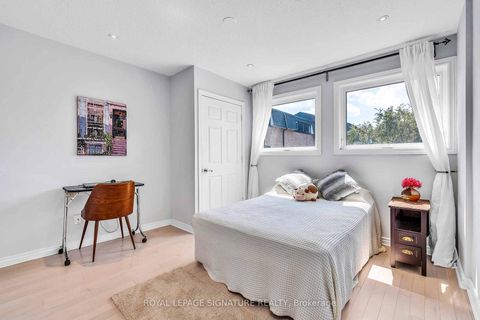 Photo 21 at 14 Poplar Crescent, Aurora Highlands, Aurora