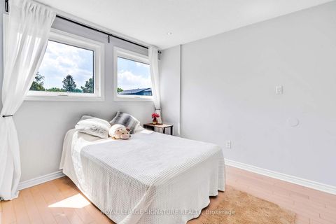 Photo 22 at 14 Poplar Crescent, Aurora Highlands, Aurora